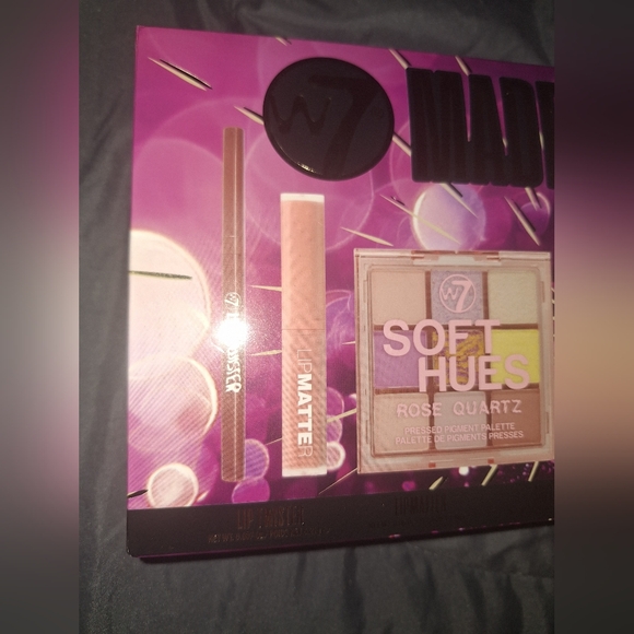 W7 Makeup Set with Lip Liner and Blush - Picture 2 of 3